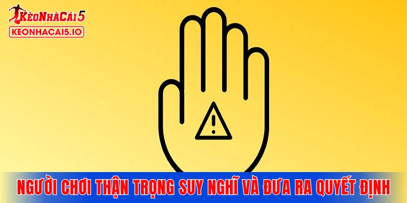 Người chơi thận trọng suy nghĩ và đưa ra quyết định